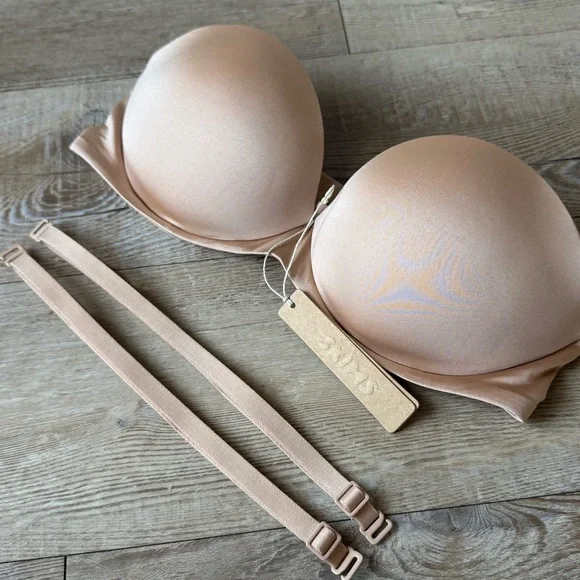 SKIMS Ultimate Push-Up Strapless Bra - Picture 2 of 9